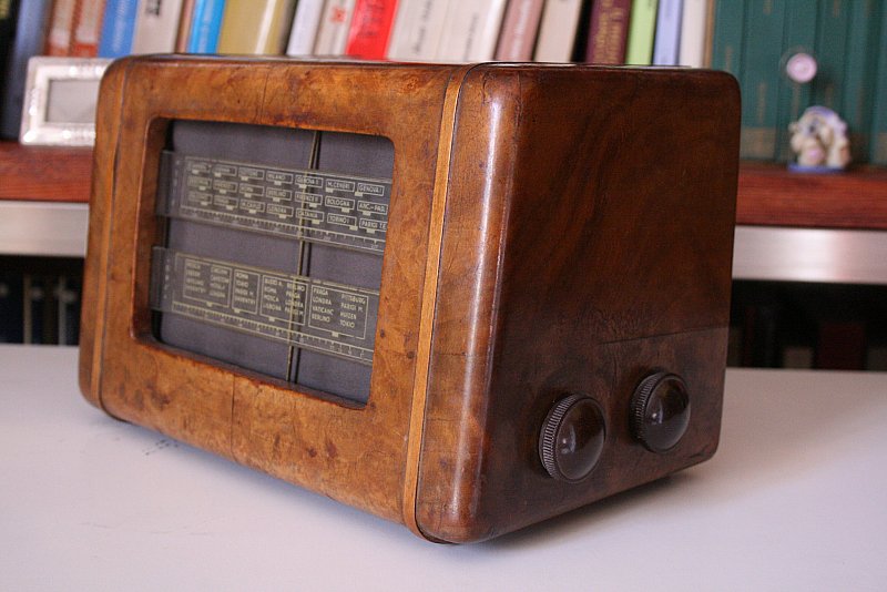 Nel periodo le radio avevano dimensioni importanti ed erano al centro dei salotti.